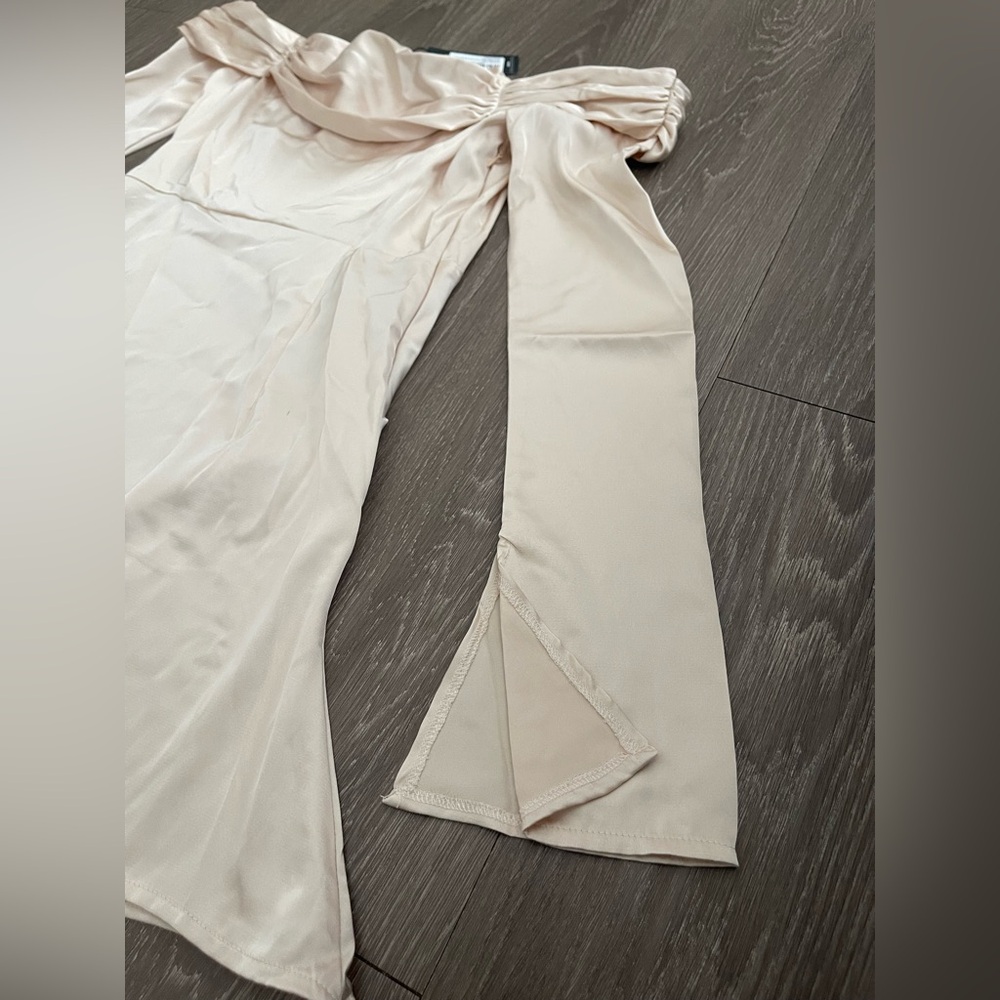 PrettyLittleThing Champagne satin pleat detail Berteau flared sleeve shift dress - Picture 5 of 11